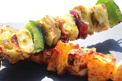 Riċetta: Skewers tal-barbekju b'Halloumi – frisk bil-ħwawar
